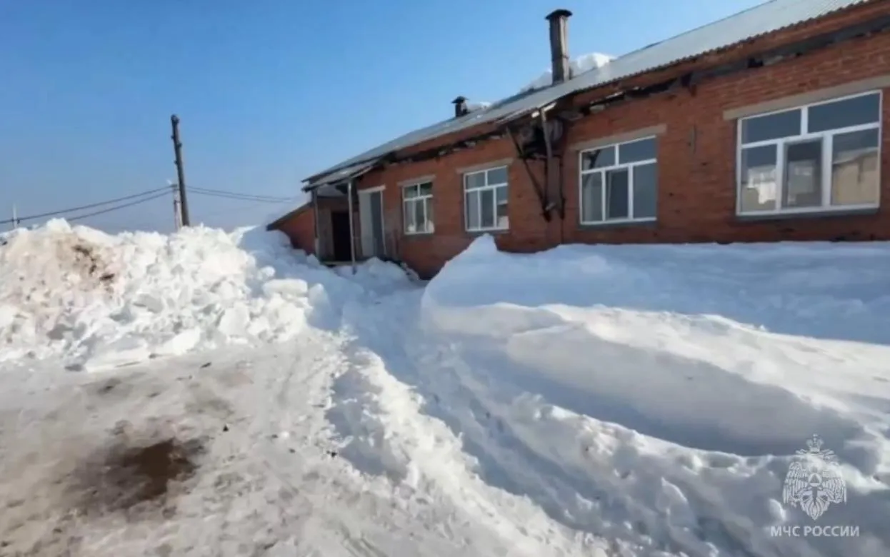 Два ребенка пострадали при сходе снега с крыши в Удмуртии