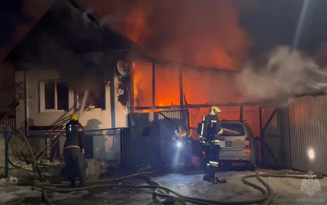 Пожилую пару спасли из горящего дома в Ижевске