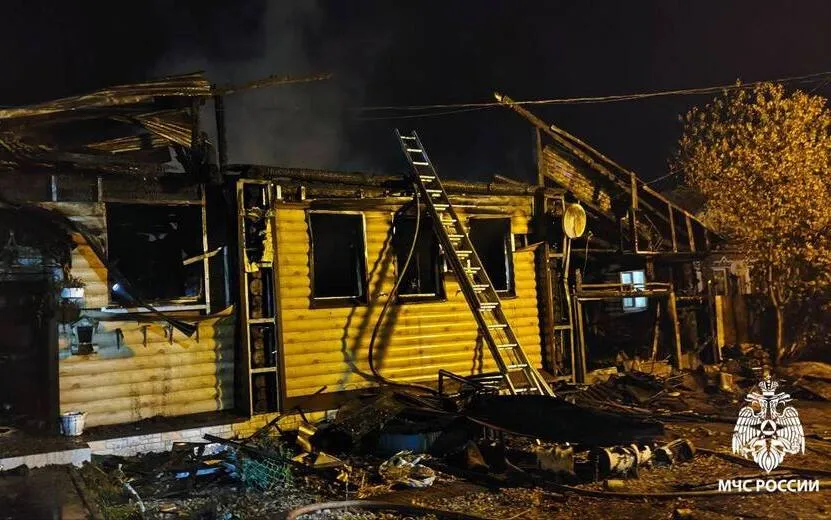 Частное хозяйство в Воткинске полностью сгорело из-за пожара в бане