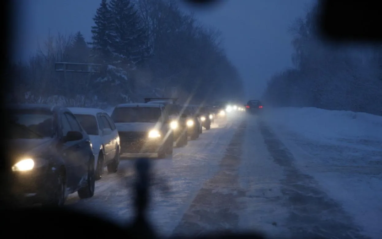 Движение грузовиков и автобусов ограничили на федеральной трассе на границе с Удмуртией