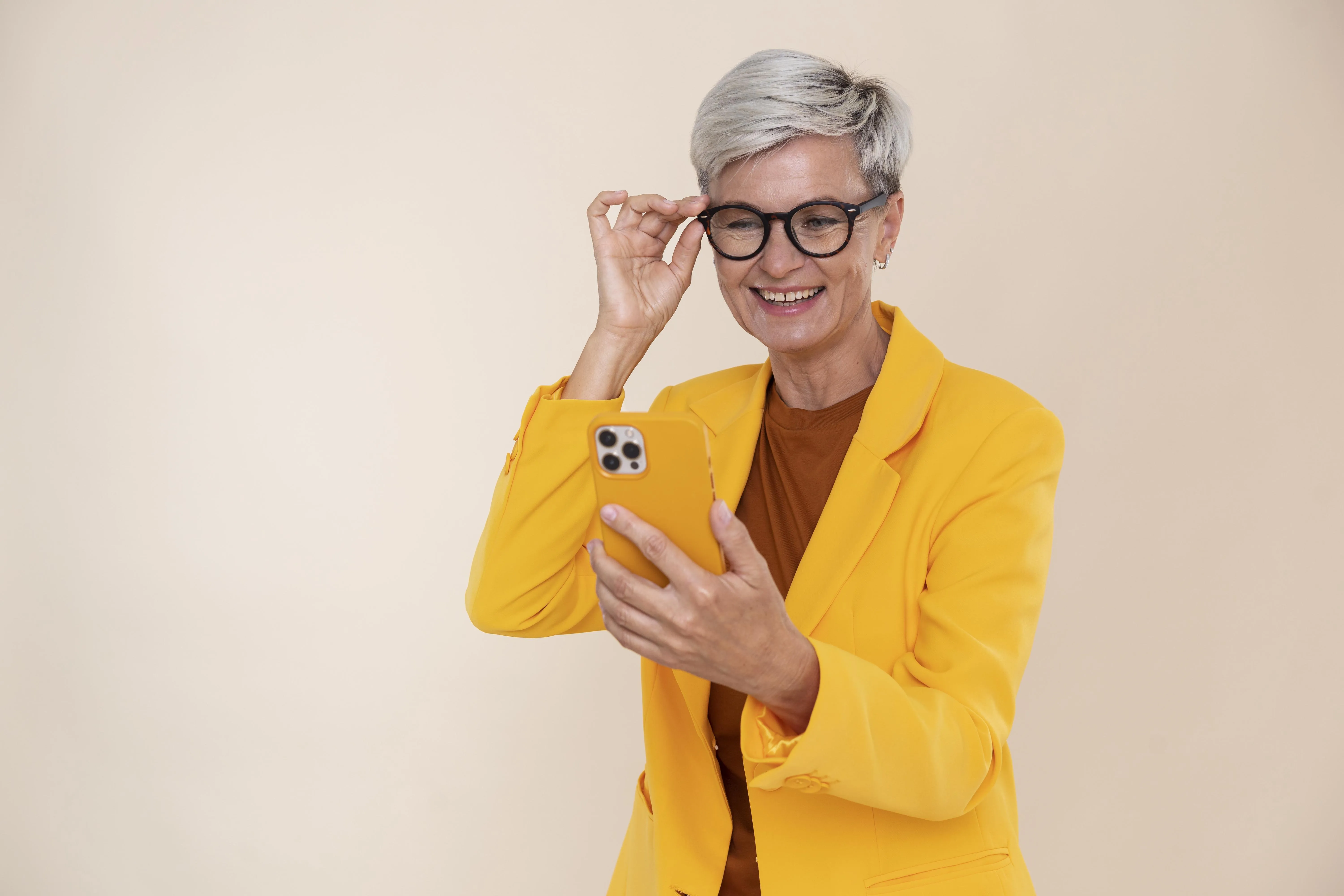 Здоровье, технику и яркие впечатления: чего хотят женщины в преддверии 8 марта