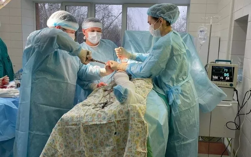 Серию одномоментных операций на ногах провели врачи в Ижевске
