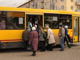 Задача контролеров - проверить не только пассажиров, но и кондуктора, и даже водителя автобуса. Мужчина закинул деньги не на тот номер, а возвращать их ему отказываются