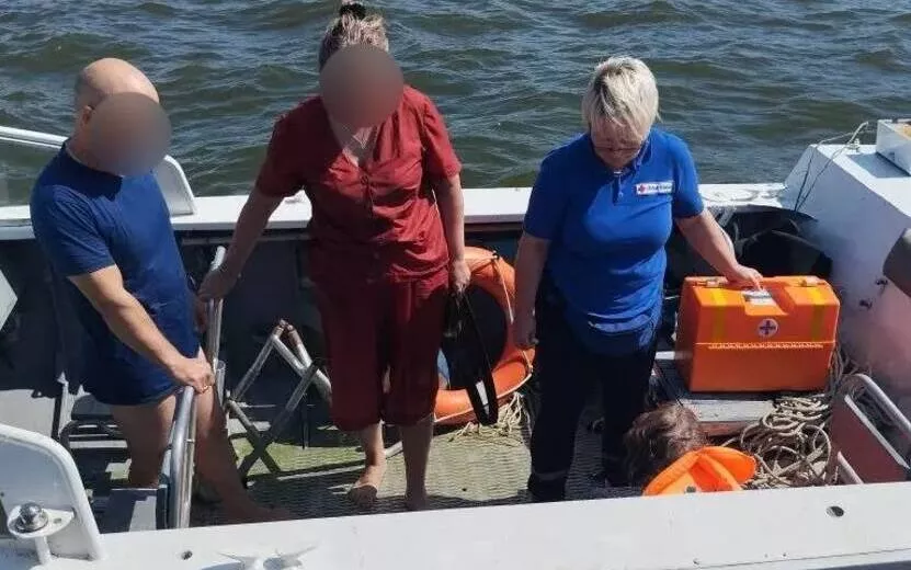 Спасатели вытащили из воды людей с перевернушегося катамарана