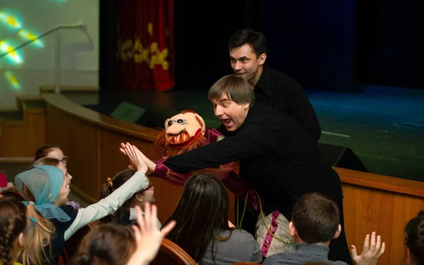 Артисты Чемодан-дуэта  «КВАМ» вовлекают детей в представление. Фото: дирекция фестиваля «Снежность»