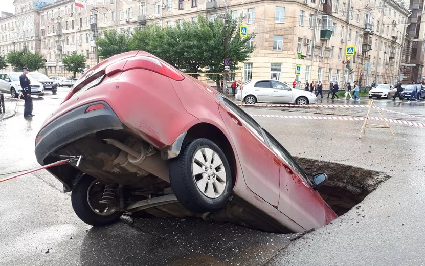 Момент провала машины под асфальт в центре Ижевска попал на камеру регистратора