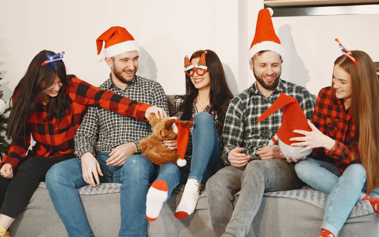 Застольные игры: 5 настолок на компанию, чтобы не скучать в новогоднюю ночь 