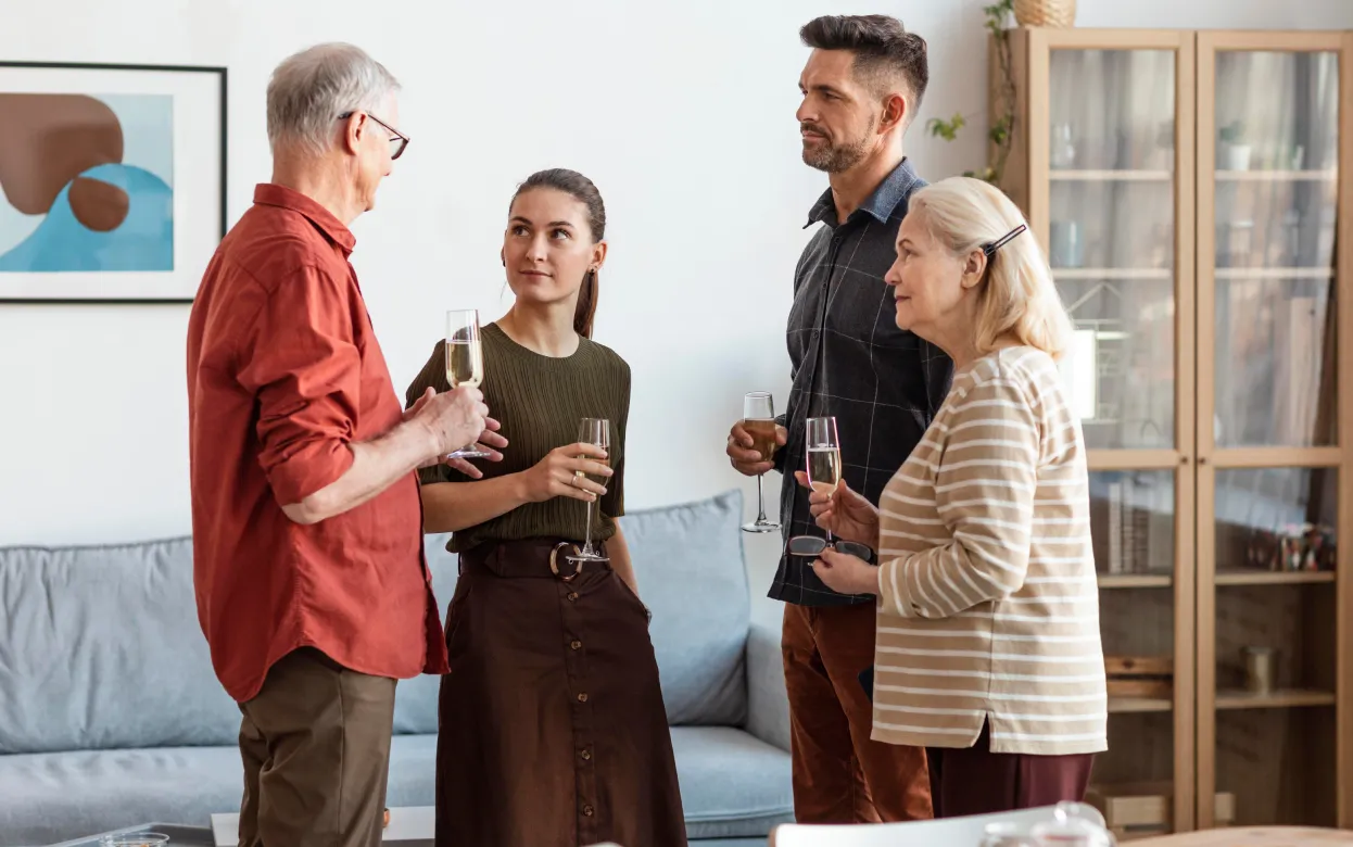 Не заслужить любовь, а выстроить границы: как познакомиться с родителями партнера и не опозориться при первой же встрече