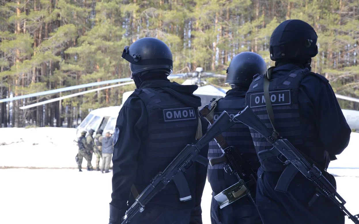 На страже порядка: 10 впечатляющих фото ОМОНа из Удмуртии