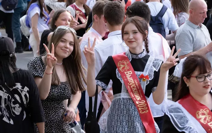 Пока, школа: 10 ярких фото с выпускниками Ижевска