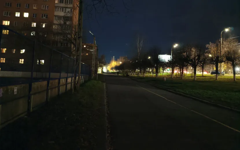 Улица Кирова хоть и освещена со стороны проезжей части, но вот места ближе к жилым домам довольно темные