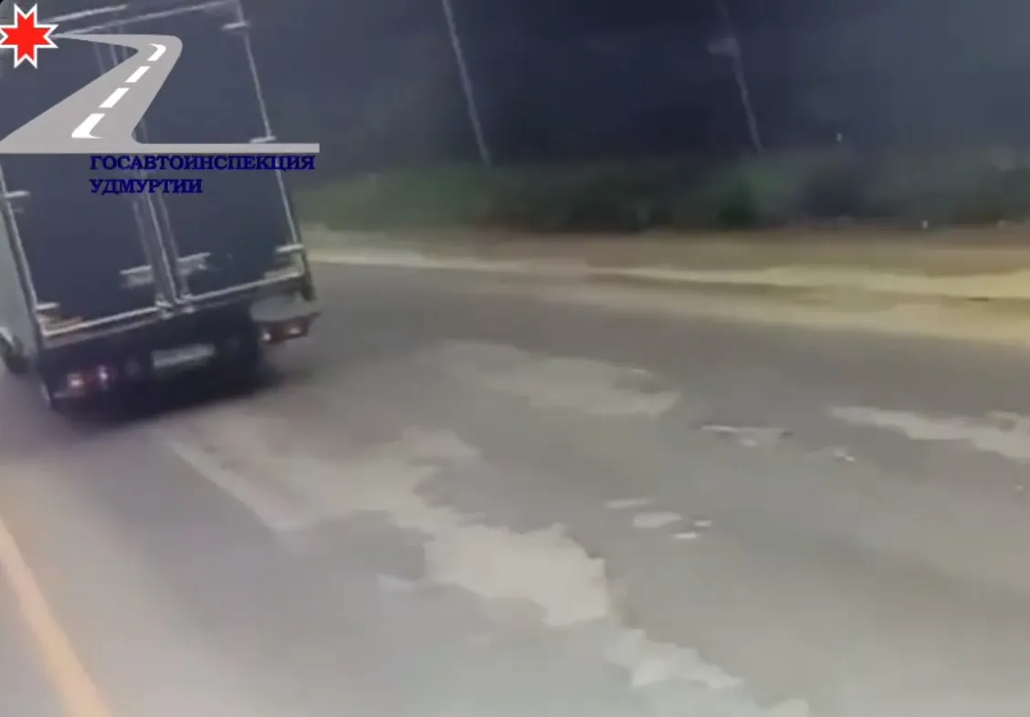 Водитель тягача перевернулся на трассе под Ижевском