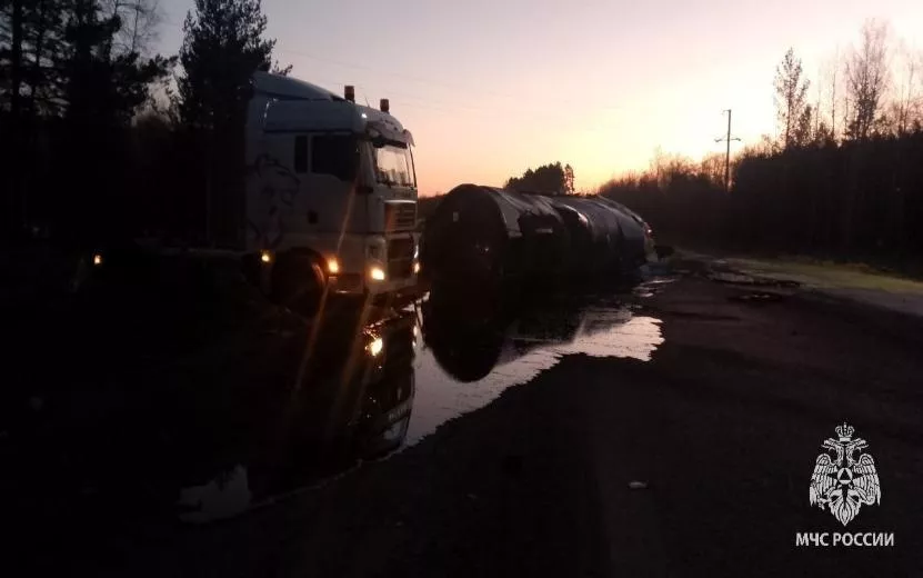 В Завьяловском районе Удмуртии опрокинулся нефтевоз