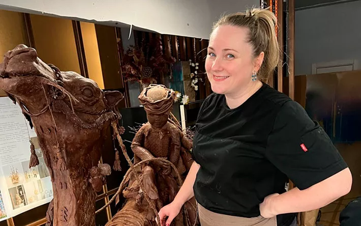 175 кг шоколада и 8 тортов: кондитер из Ижевска создала сладкую скульптуру верблюда с погонщиком 