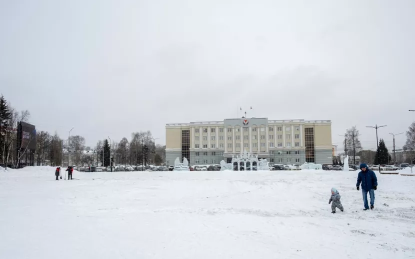 Ледовый городок сносят на Центральной площади Ижевска. Фото: Сергей Грачев