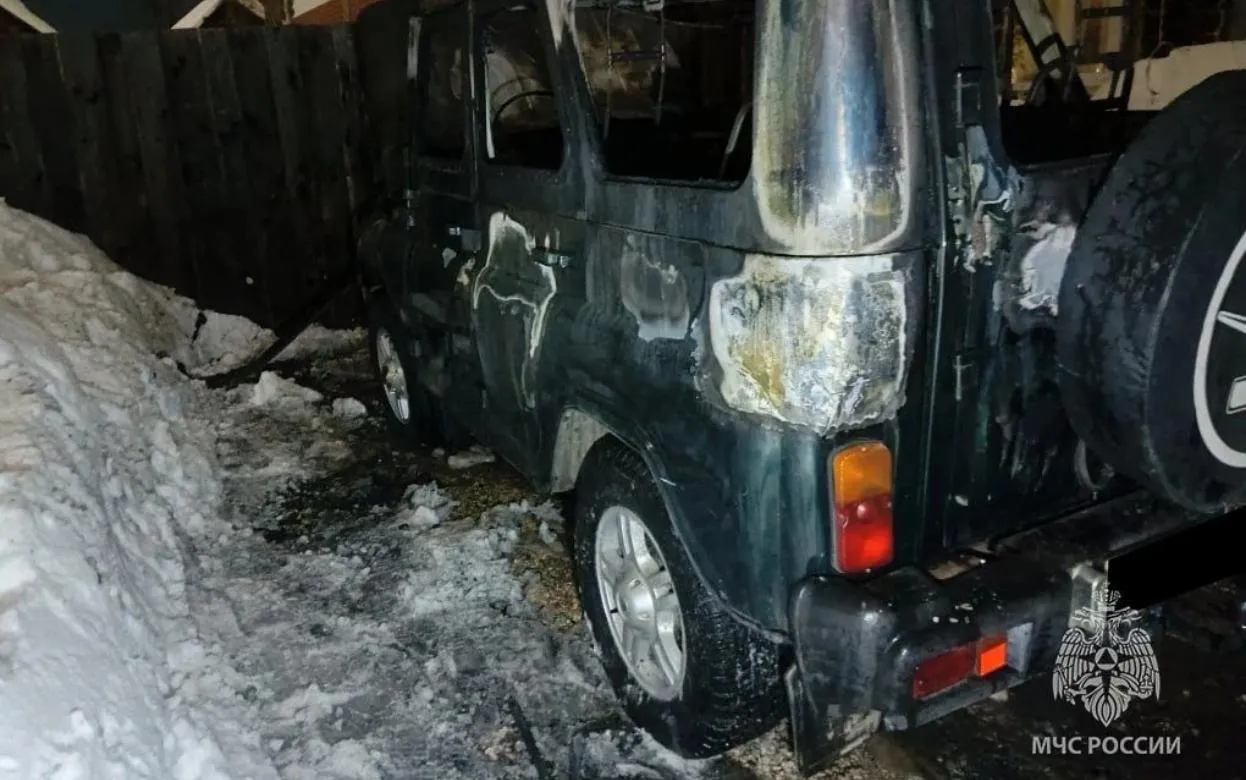 Внедорожник сгорел в Удмуртии из-за сигареты