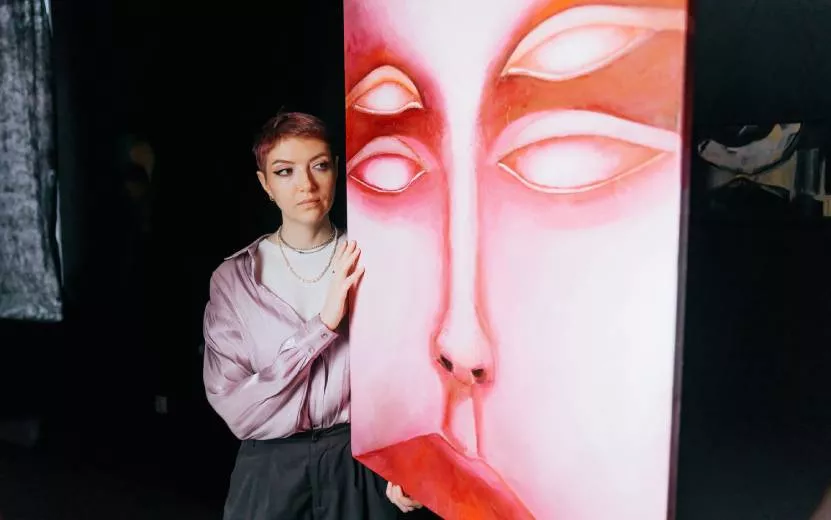 «Это про чувства и эмоции»: художница Татьяна Ионова из Ижевска создает на картинах депрессивных героев 