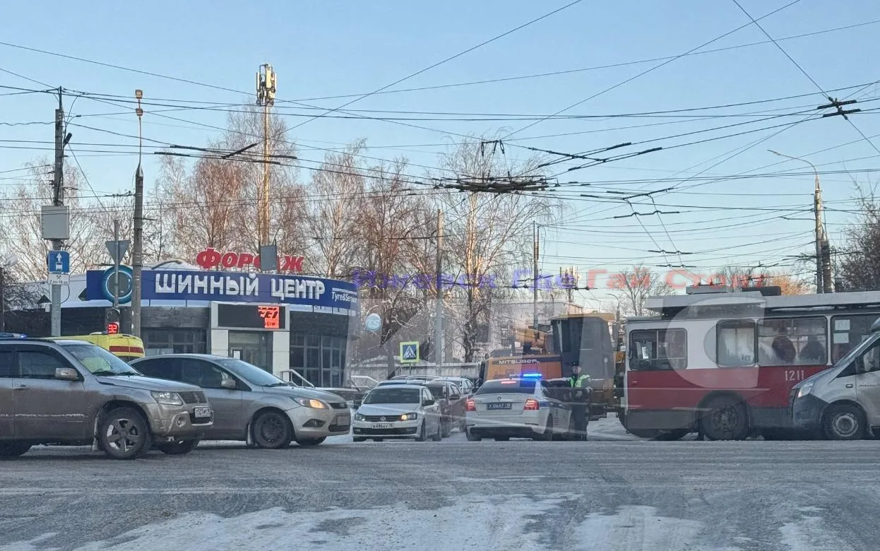 Троллейбус столкнулся с погрузчиком на перекрестке в Ижевске