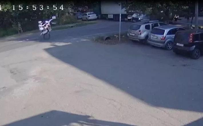 Ехавший на заднем колесе водитель питбайка врезался в «Газель» в Ижевске
