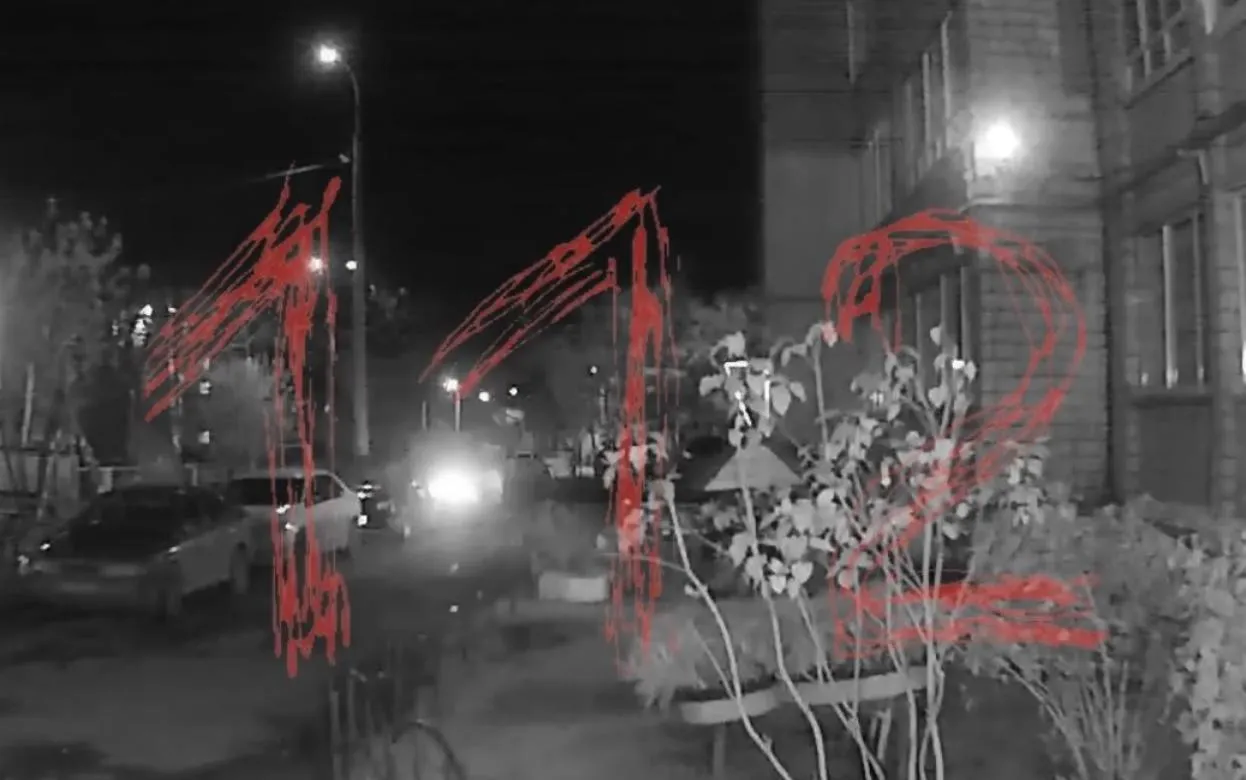 «112»: в Ижевске хулиган помял несколько машин и ударил директора театра