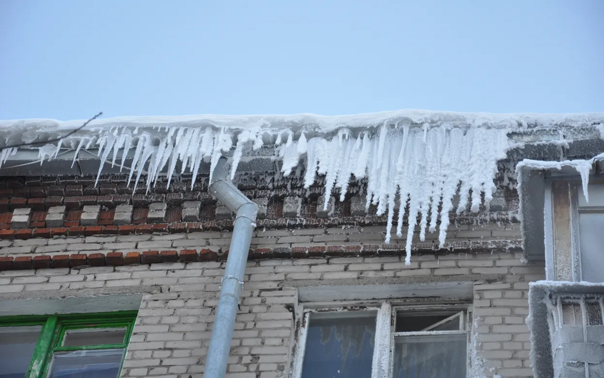 СК начал проверку после травмирования трех ижевчанок от упавших сосулек