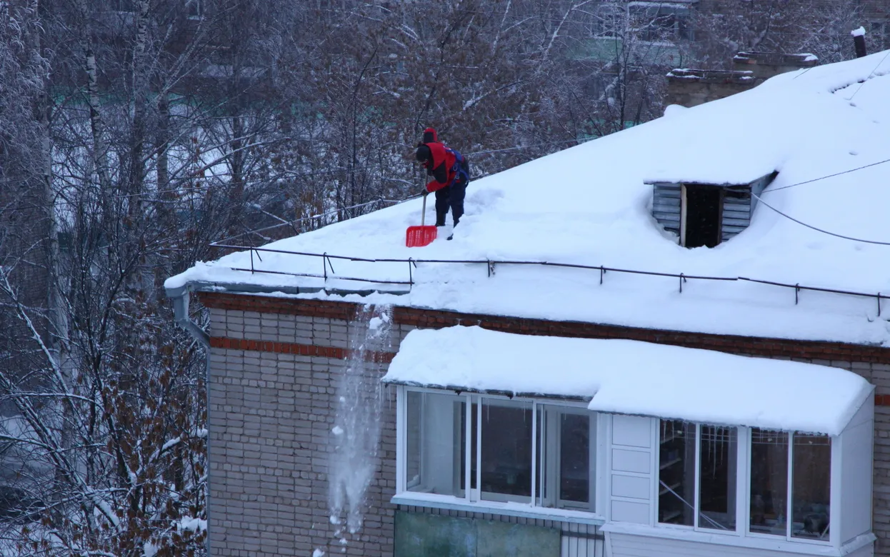 Главам районов Удмуртии поручили контролировать расчистку крыш от снега