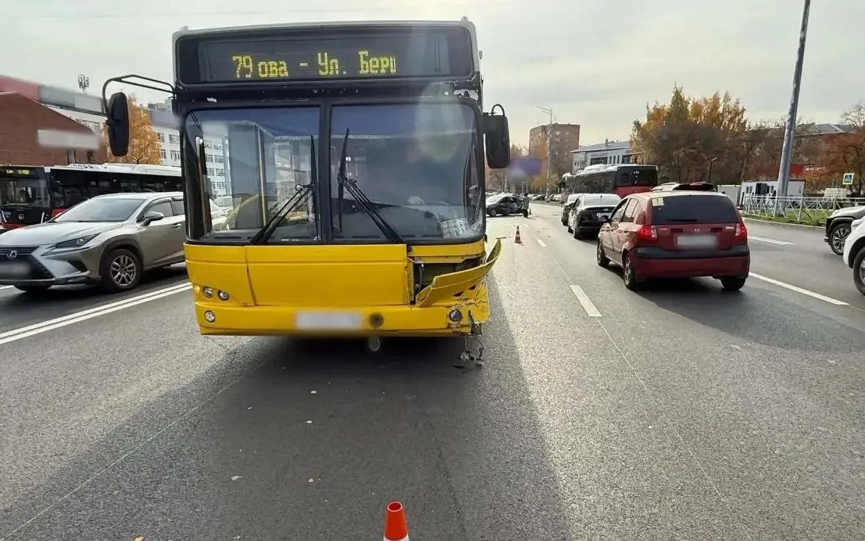 Водитель Daewoo пострадал в ДТП с автобусом в Ижевске