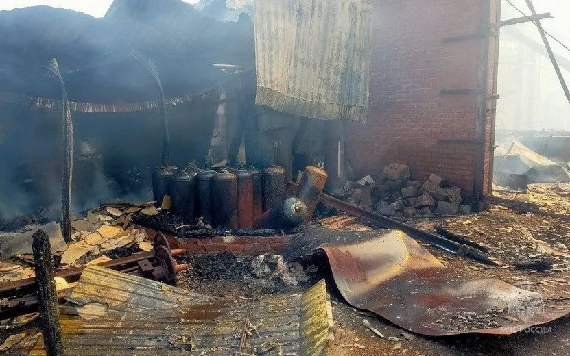 15 газовых баллонов вынесли из горящего здания в Удмуртии
