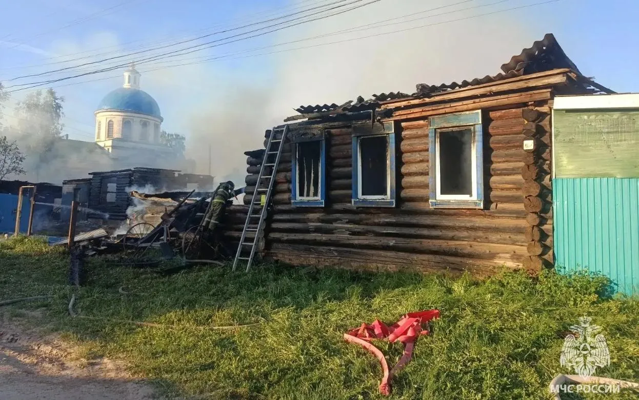 Пожар на площади 400 кв. м потушили в Вавожском районе