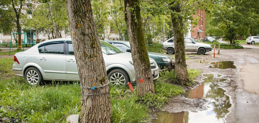Мораторий на штрафы за парковку на газонах во дворах продлили в Ижевске