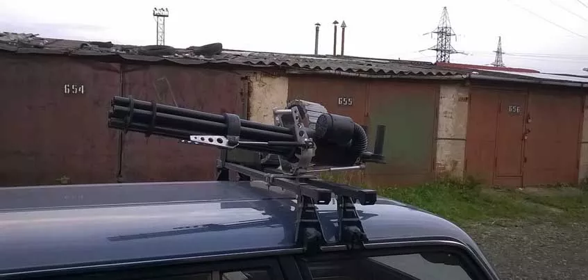 В Ижевске неизвестные украли с крыши автомобиля макет пулемета