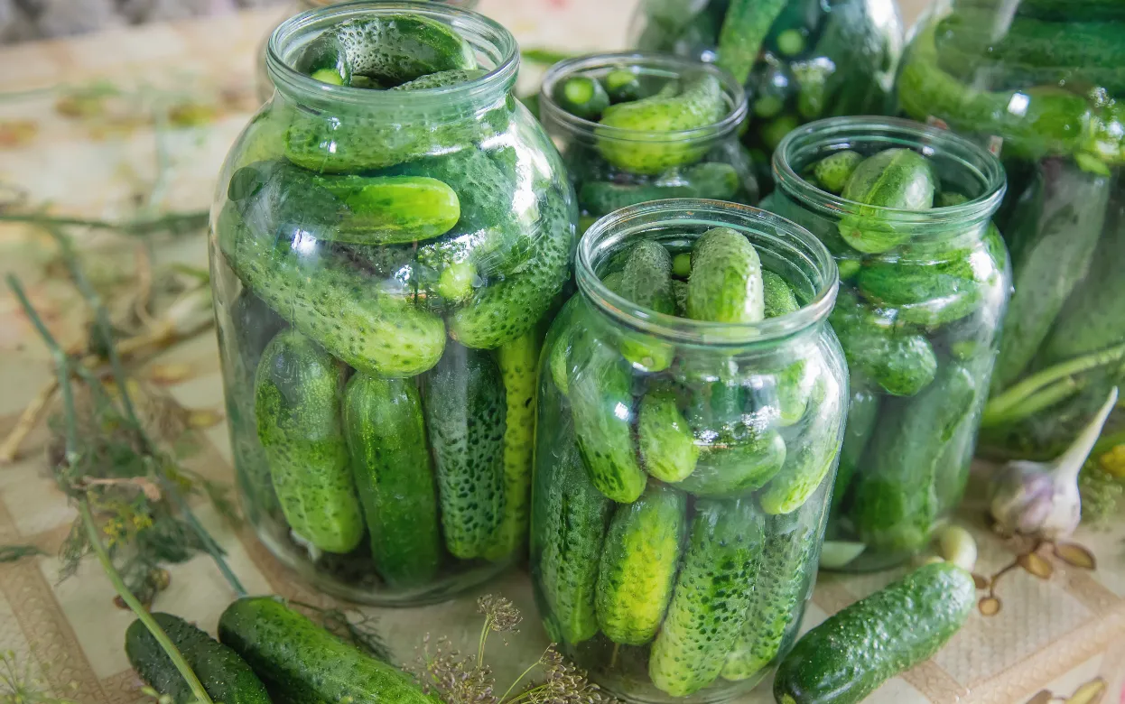 Огурцы в яблочном соке без уксуса удивляют вкусом с первой банки: попробовала один раз – теперь закрываю только так