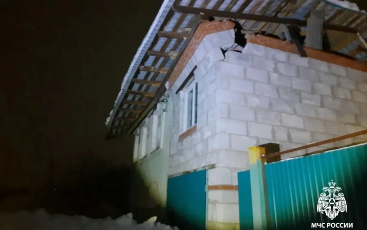 Кровли нескольких домов в Удмуртии обрушились из-за снеговой нагрузки