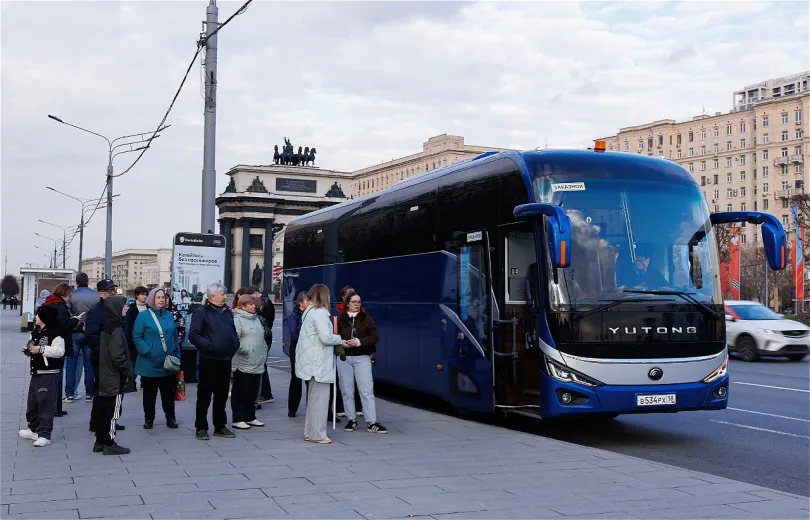 Путешествие начинается уже в автобусе: удобное кресло, зарядка под рукой, стаканчик с кофе. А за окном уже меняются картинки. Фото: предоставлено клубом путешествий «Туристика»