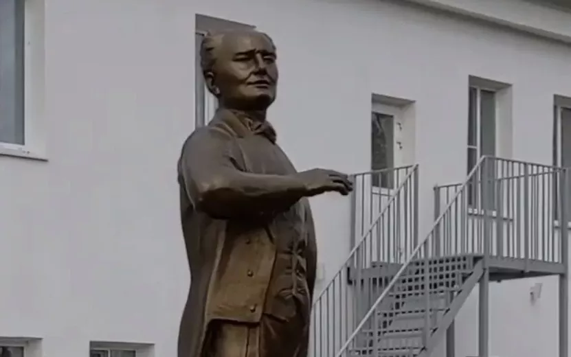 В селе Шаркан поставили памятник Заслуженному артисту РСФСР Григорию Титову 