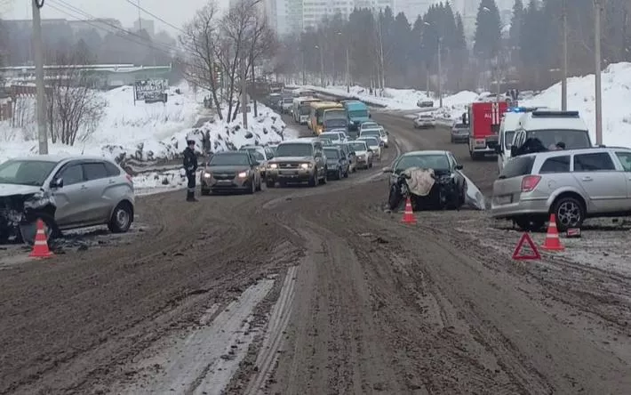 Женщина пострадала в массовом ДТП на ул. Союзной в Ижевске