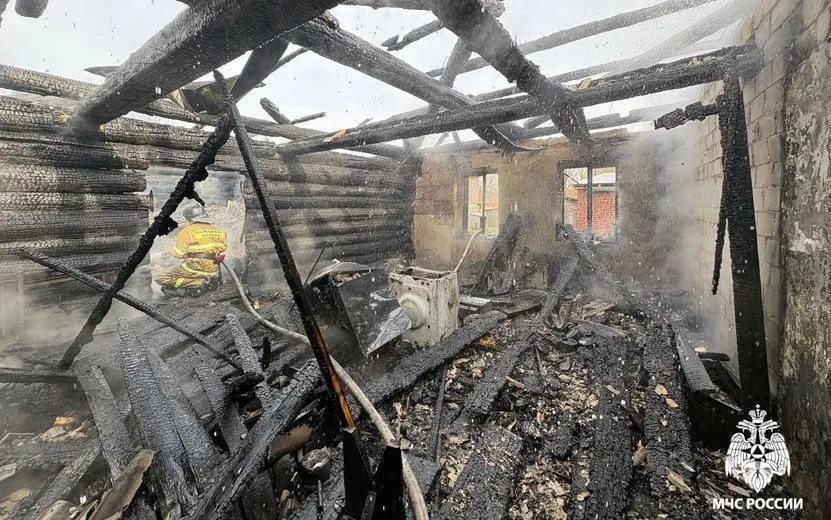 Жилой дом остался без крыши из-за пожара в Удмуртии