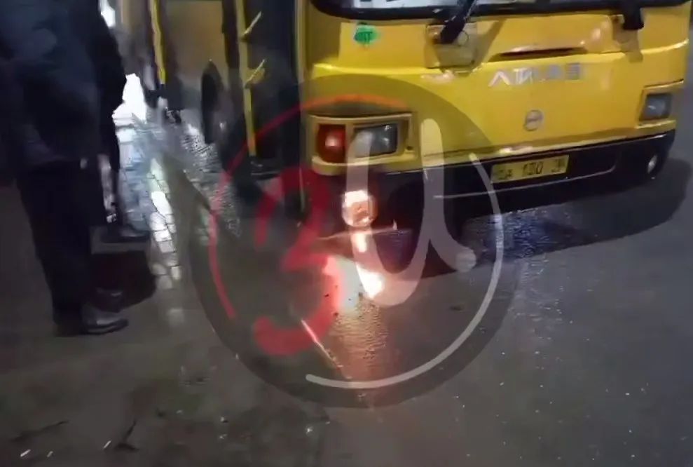 Автобус загорелся на остановке транспорта в Ижевске