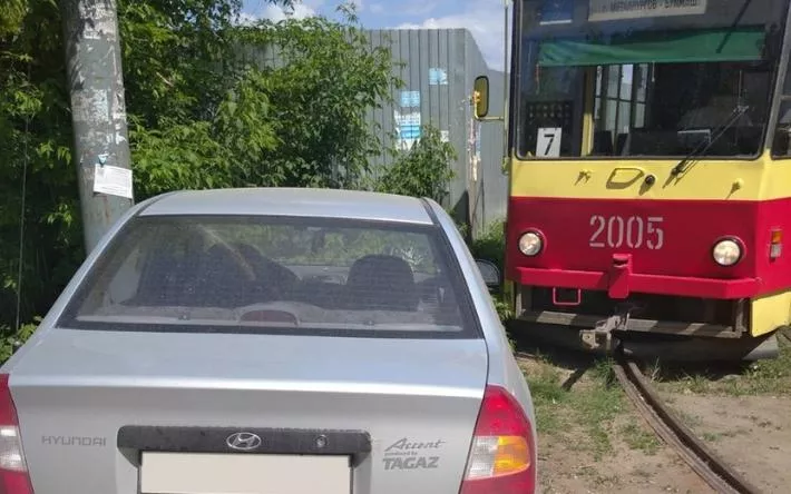 Припаркованный автомобиль на 1,5 часа исключил из движения трамвай в Ижевске