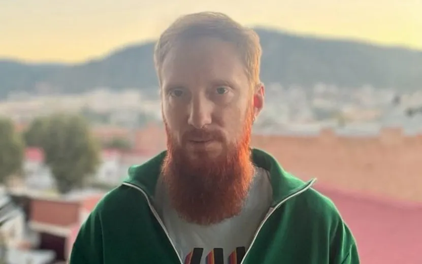 Экс-вокалист «Братьев Грим» подает в суд на родного брата