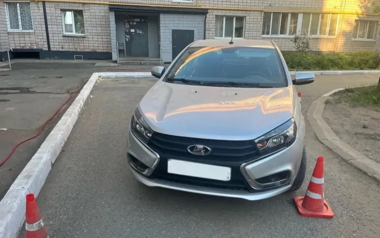 10-летний мальчик пострадал под колесами автомобиля во дворе в Ижевске
