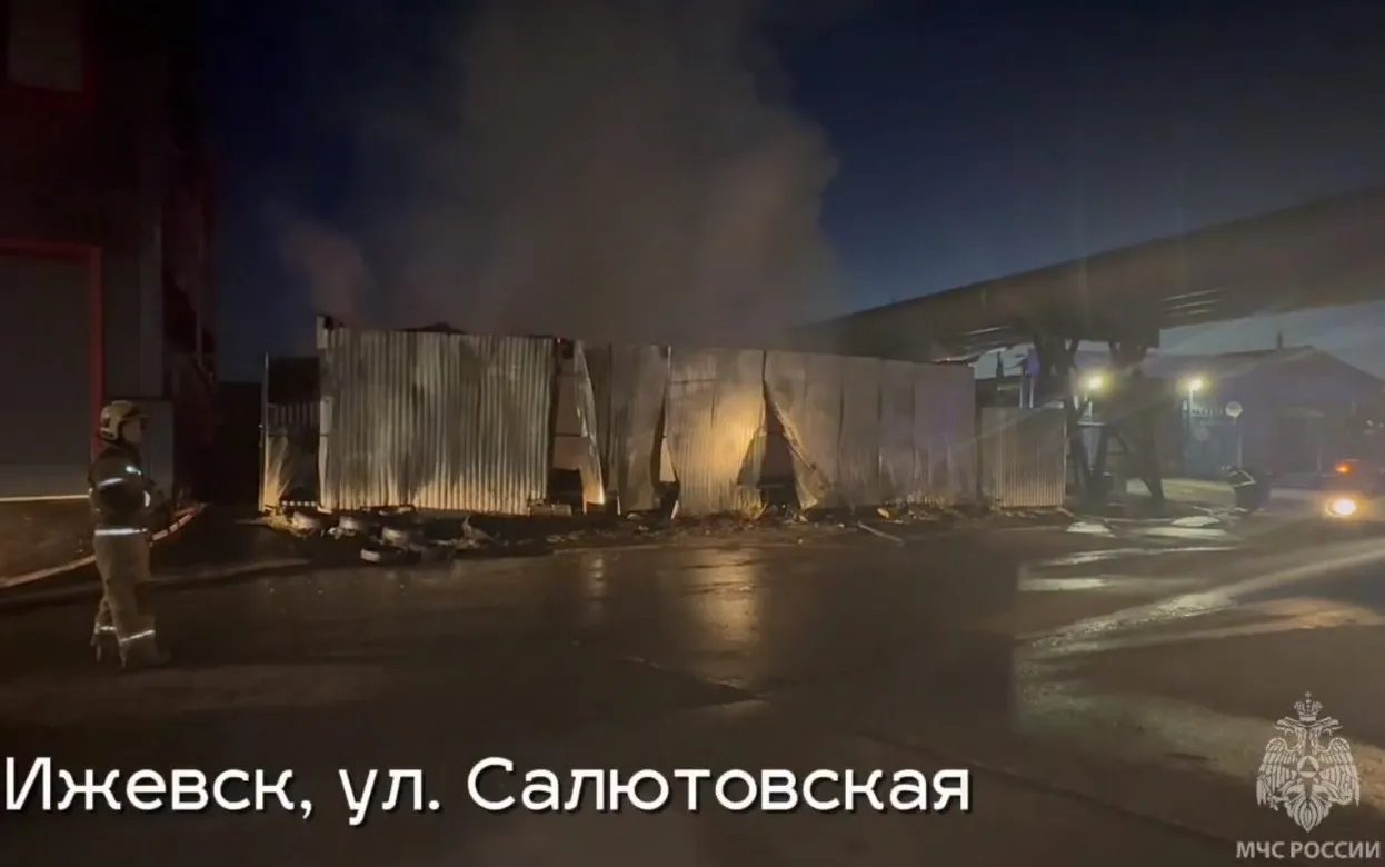 Склад сгорел на ул. Салютовской в Ижевске