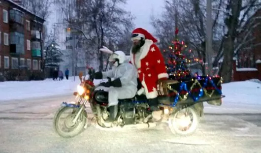 По Ижевску ездят мотоциклисты переодевшиеся в костюмы Деда Мороза и Зайки