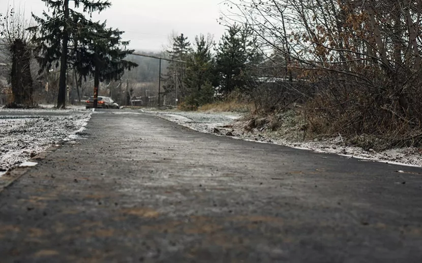 Грязь на асфальте не может испортить хорошего впечатления от отремонтированного тротуара