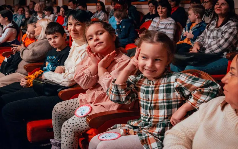 Дети и взрослые с нетерпением ждали начало представлений. Фото: дирекция фестиваля «Снежность»