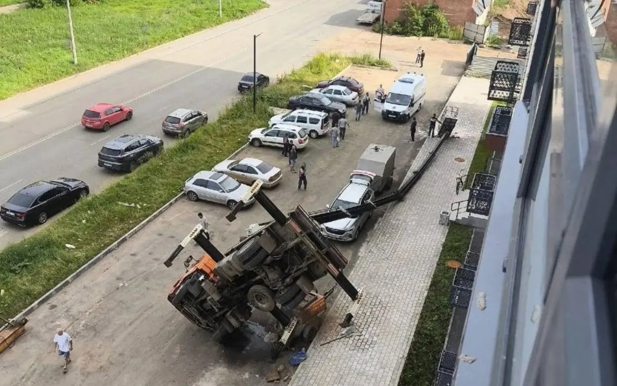 Автовышка вышка упала у новостройки в Глазове