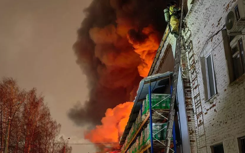 Крупное производственное помещение на ул. Орджоникидзе горело в Ижевске ночью
