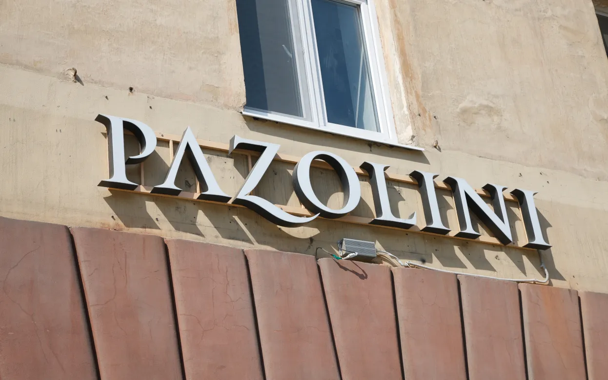 15 заведений в Ижевске предупредили из-за вывесок на иностранном языке