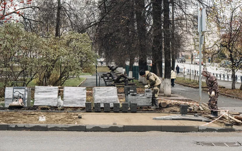 Тротуар на улице Коммунаров еще не готов