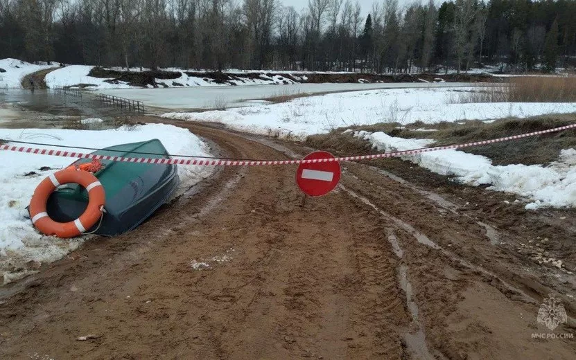 Мост затопило на дороге в Удмуртии